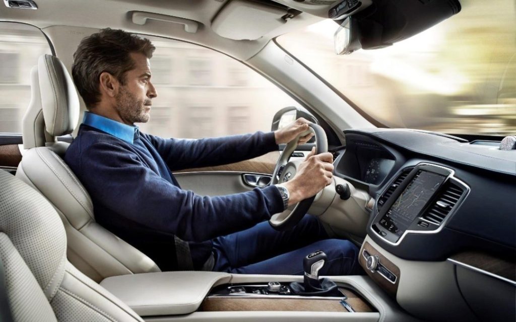 ‘안전한 운전’은 자세에서 시작 – 올바른 운전&nbsp;자세란?